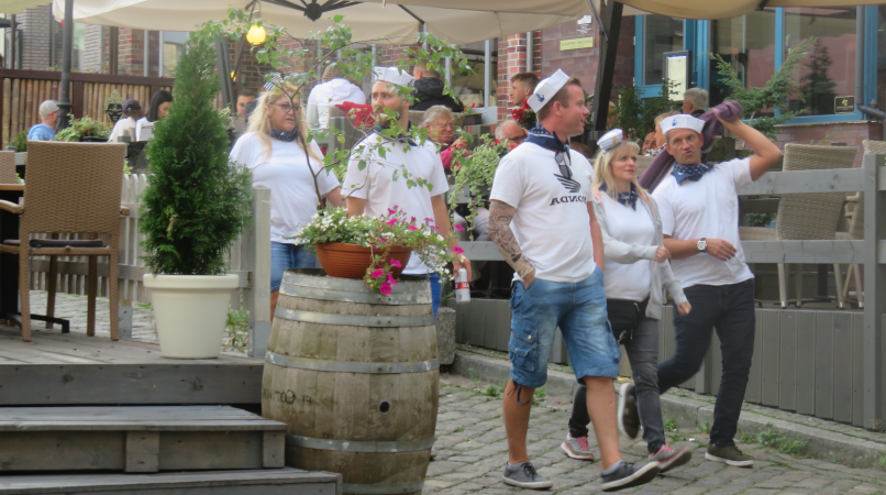 Betriebsteam auf dem Weg zum Abendessen